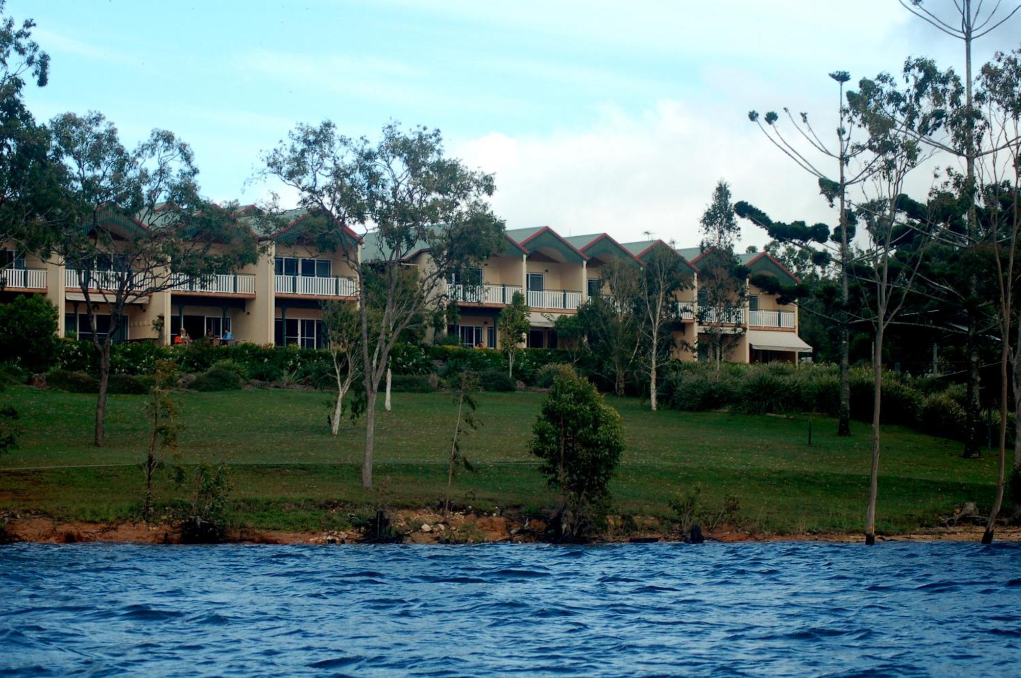 Tinaroo Lake Resort Екстер'єр фото