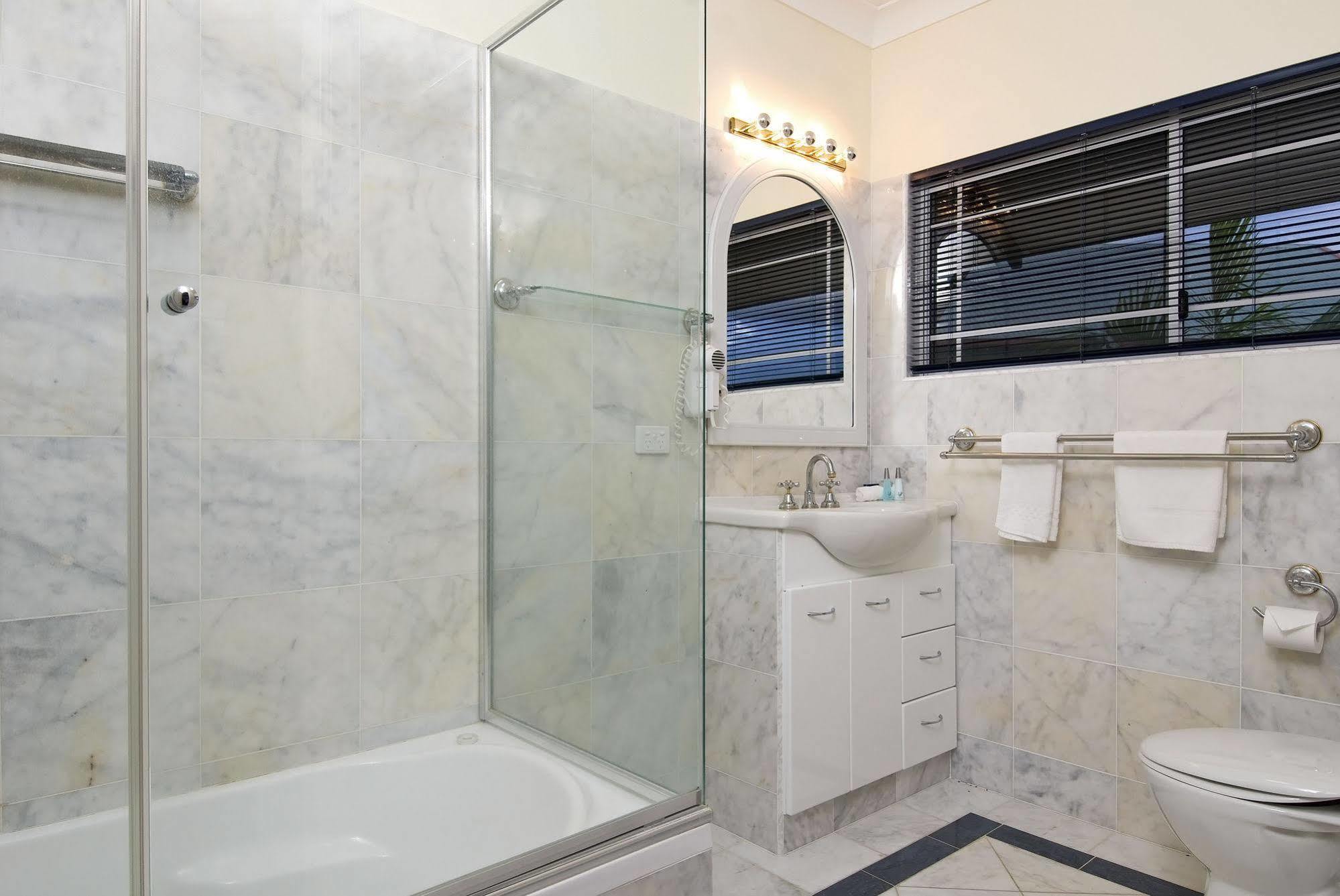 Tinaroo Lake Resort Екстер'єр фото